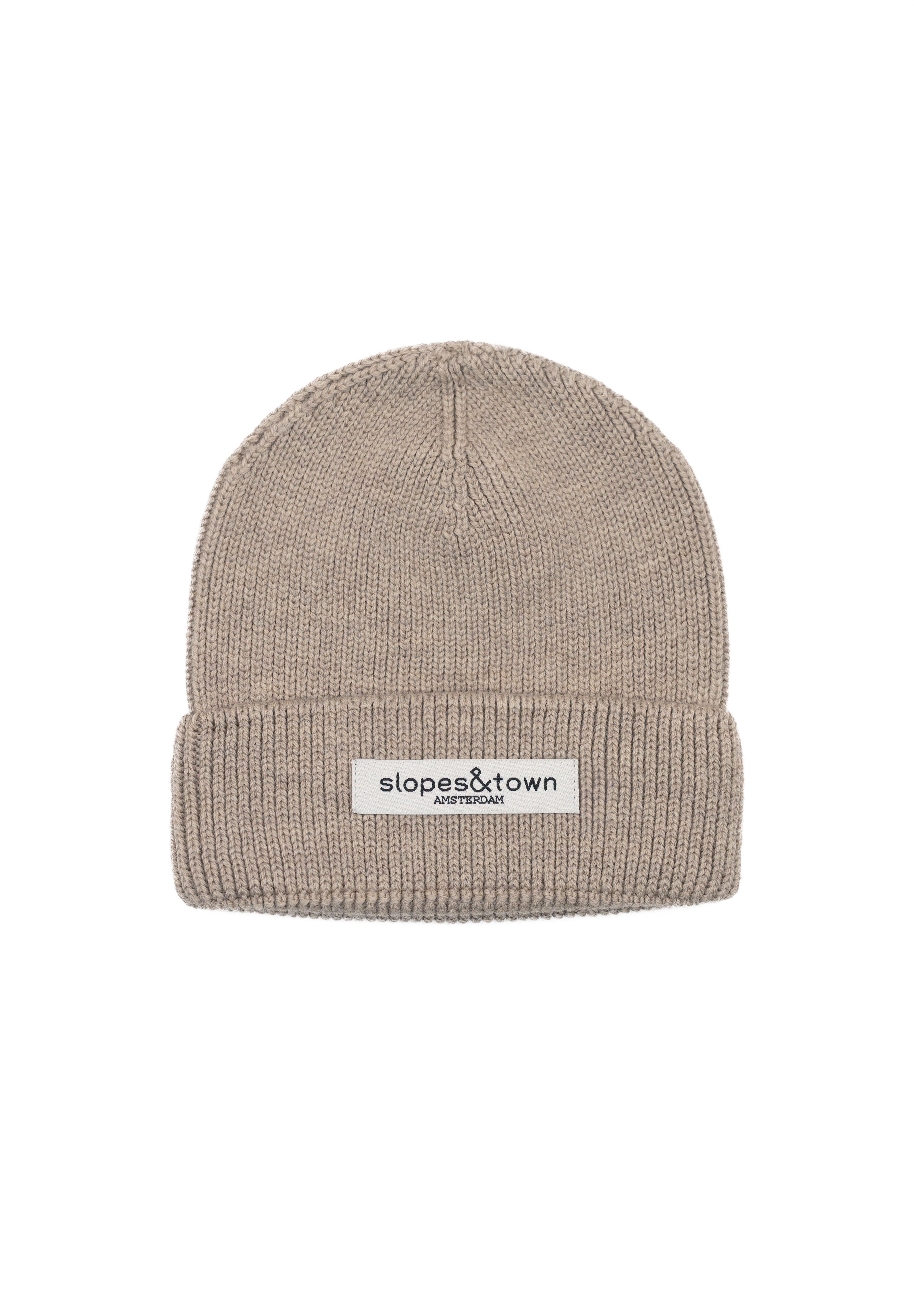 Kids merino wool beanie in beige, front view with Slopes and Town Amsterdam woven label